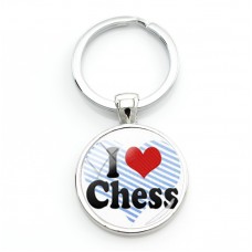 Přívěšek na klíče - ocelový kroužek s kruhovým přívěskem se šachovými motivy.